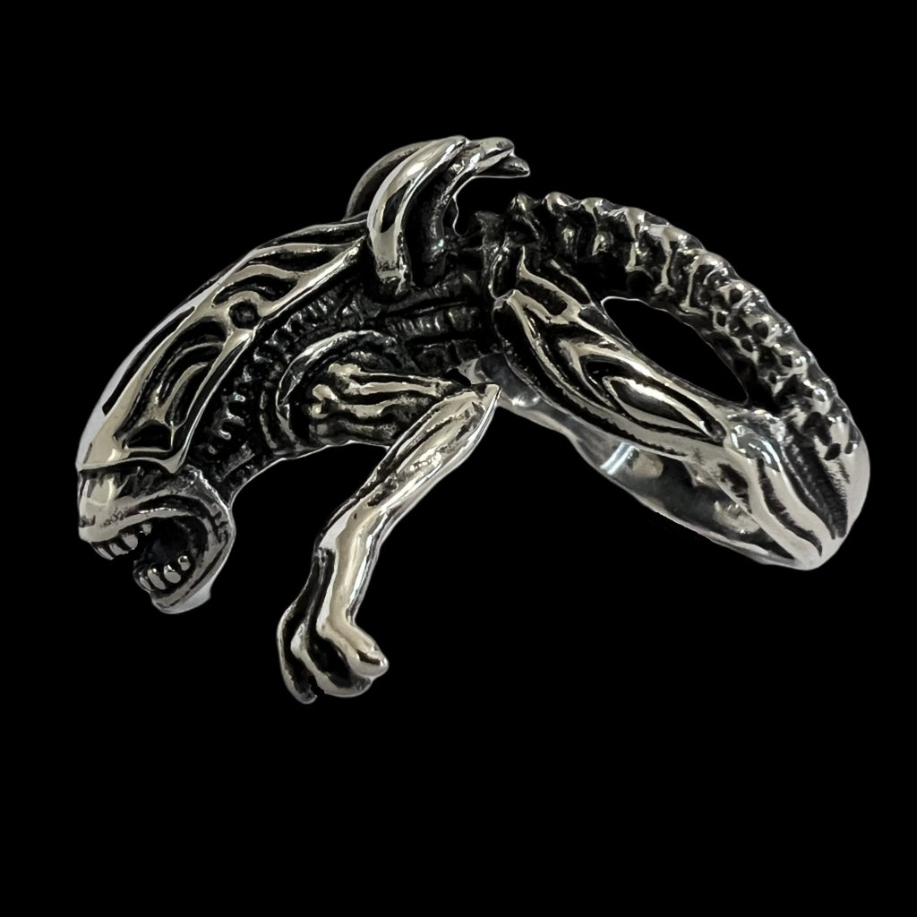 AlienXenomorphRingSide_1024x.jpg?v=1754859955